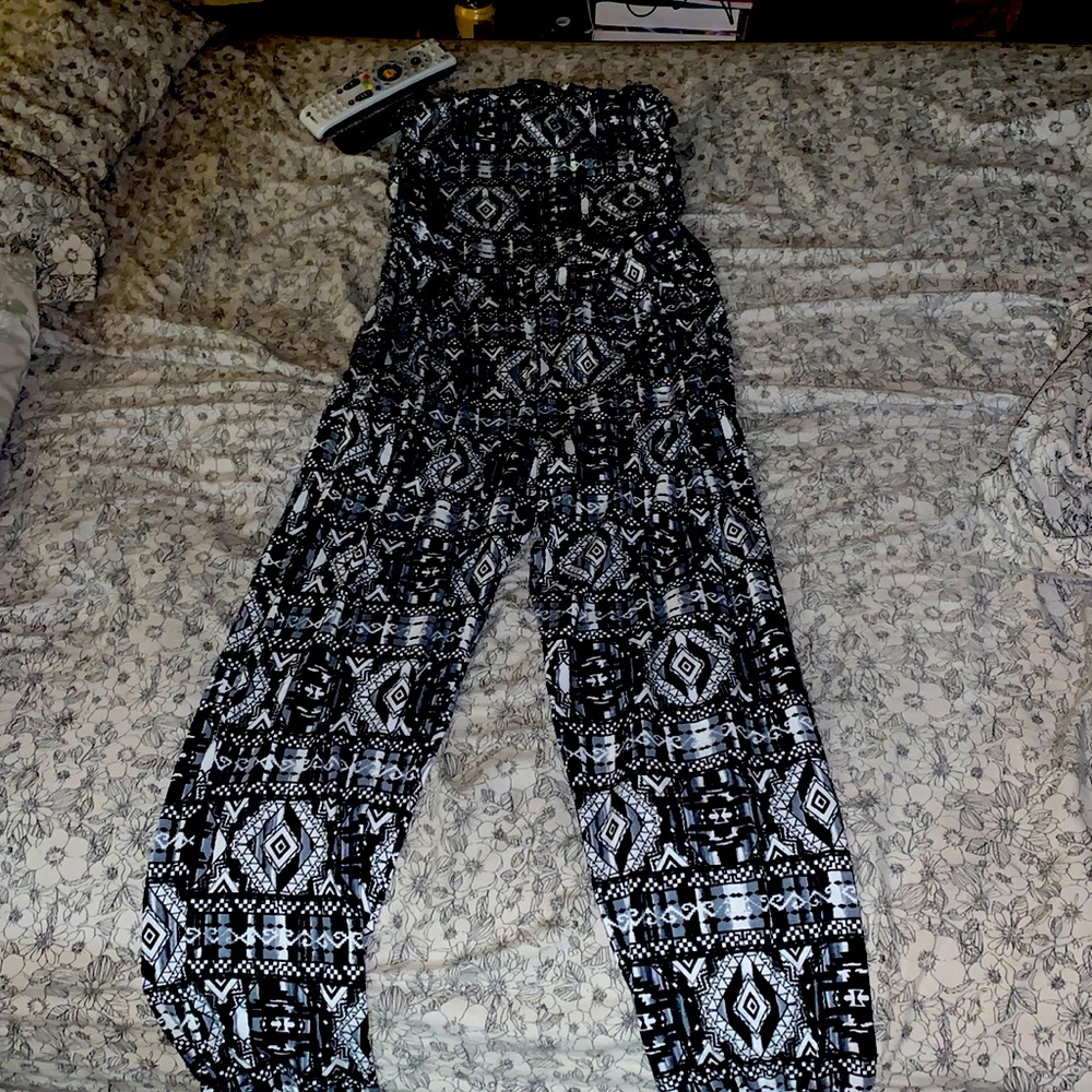 Rue 21 black and white halter top romper sz large